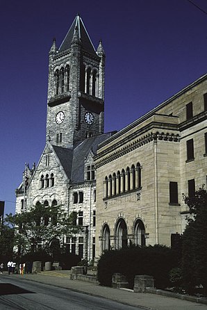 Das Fayette County Courthouse in der Innenstadt von Uniontown, die seit 1989 im NRHP gelistet ist[1]