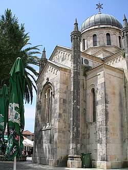 A Szent Mihály arkangyal-templom a minaretekkel