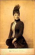 Jennie Jerome Churchill, madre de sir Winston, con manguito (hacia 1884).