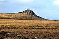 Le Carn Galva couche son ombre au solstice d'hiver sur la porte de la grande tombe (en) de Treen.