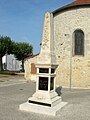Le monument aux morts derrière l'église.