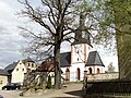 Kirche mit Ausstattung sowie Kirchhof mit Toreinfahrt, Grufthaus und Sandsteingrabmal