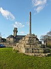 Le calvaire de Languivoa ; à l'arrière-plan, la chapelle de Languivoa.