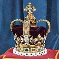Szent Eduárd koronája. A domíniumok a brit korona fennhatósága alatt álltak, államjogi kapcsolatuk az Egyesült Királysággal több volt, mint puszta perszonálunió.