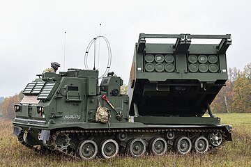 Vorgängermodell MLRS M-270 mit Kettenfahrwerk