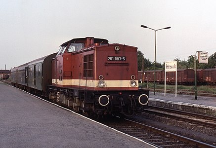 DR-Baureihe V 100 der Deutschen Reichsbahn am 27. Mai 1992 im Bahnhof Pritzwalk, Landkreis Pritzwalk