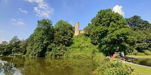 Blick über Teich und Waldbad zur Burgruine