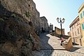 Der Aufgang zur Burg, rechts das mittelalterliche Castelsardo (Burgort)