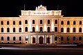 Das Hauptgebäude bei Nacht