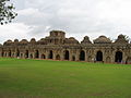 Gajashaala sau grajd de elefanți în Vijayanagara, India, construit în timpul Imperiului Vijayanagara.[5][6]