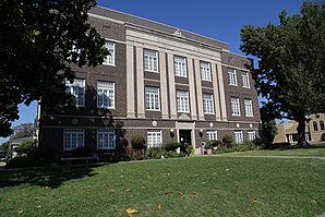 Das Das McClain County Courthouse in Purcell, seit 1984 im NRHP gelistet[1]