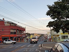 De hoofdstraat Avenida Maximiliano Vicentin in Palmital