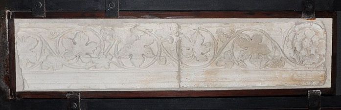 Frammento di architrave decorato con tralci di vite e rosette. Iraklion, Creta.