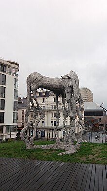 Statue du cheval légendaire Morvarc'h, par le sculpteur Brestois Jean-Marie Appriou, aluminium, parvis nord de la gare de Rennes, Bretagne, France.