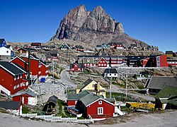 Le mont d'Uummannaq surplombant la ville.