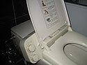 Een douchetoilet (toilet met ingebouwde bidetfunctie) in een hotel in Japan