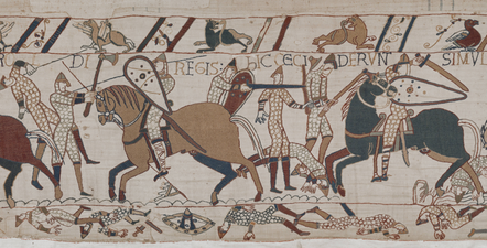 Normander som för långyxor mot kavalleri under slaget vid Hastings, 1066, avbildat på Bayeuxtapeten. Till höger ses en höjd yxa, i mitten ses en britt kapa ett yxhuvud, till höger ses en springare som huggs i skallen.