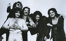 Foto z roku 1977 Blue Öyster Cult se sestavou z let 1971–81, zleva: Donald "Buck Dharma" Roeser; Eric Bloom; Albert Bouchard; Allen Lanier; Joe Bouchard