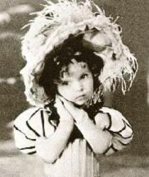 ハリウッド女優シャーリー・テンプルの子役時代の写真。幼児だけが登場するアメリカ製白黒短編映画「ベビー・バーレスク」シリーズの一作『グラッド・ラグズ・トゥ・リッチズ』（1933年公開）の一場面で、撮影時は4 - 5歳であった。子役としての活動期間は1931年から1947年まで（映画は56作品に出演）。