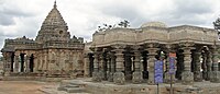 Tempelj Mahadeva v Itagi, okrožje Kopal v Karnataki, imenovan tudi Devalaja Čakravarti,[67][68] 1112 n. št., primer artikulacije dravida z nadgradnjo nagara.