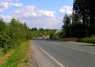 Silnice I/2 10 km za Prahou mezi Vyžlovkou a Kozojedy.