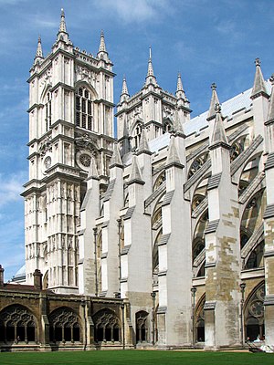 תמיכות דואות בנות שלוש קומות במנזר וסטמינסטר, לונדון, אנגליה. כנסיית המנזר, שנבנה בסגנון גותי אנגלי ובהשפעת סגנון גותי קורן מצרפת, היא מהכנסיות החשובות באנגליה.