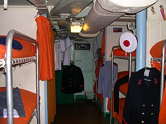 Un poste d'équipage avec ses trois couchettes superposées et ses caissons individuels.