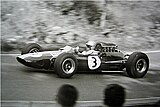Gerhard Mitter pilotanodo un Lotus 25 en 1965 en Nürburgring