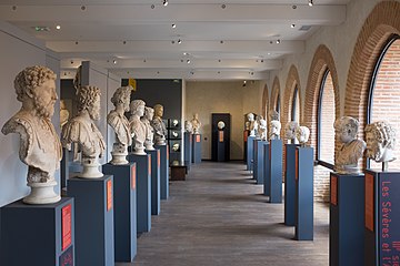 Bustes d'empereurs de la villa romaine de Chiragan au premier étage.