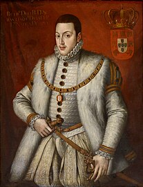 Rei D. Sebastião I de Portugal usando um gibão Branco com manto de pele. 1568.