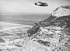 Eine Catalina fliegt zu Beginn ihres Patrouillenfluges an der Nordfront des Felsens von Gibraltar vorbei (März 1942) KW 10 (ab 1. März 2020)