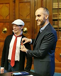 Belit Onay verleiht die Verdienstmedaille an Bernd Schwabe