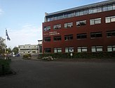 Schoolgebouw en oplaadpunt op de VHL-locatie in Leeuwarden