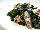 Um prato japonês com alho, wakame, molho de soja e "óleo de saldina"