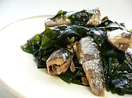 Um prato japonês que consiste em wakame com sardinhas
