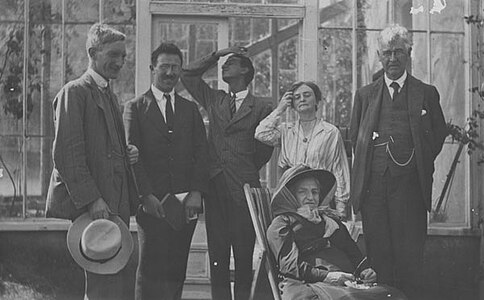 Annette Beveridge aurrean eta semea, William Beveridge, 1921