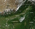 Satellitenaufnahme des Brahmaputra-Verlaufs (Assam-Tal) mit dem Shillong-Plateau