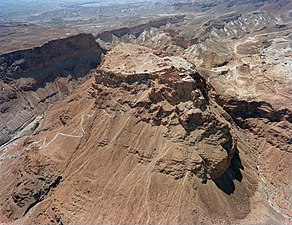 Vista aérea que mostra Masada e o camiño das serpes desde o nordeste