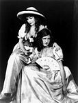 Lillian en Dorothy Gish yn 1921