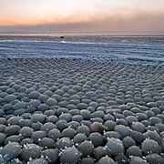 Boules de glace sur la plage de Stroomi.