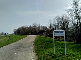 Plaatsnaambord bij Kollumeroudzijl aan de Wouddijk