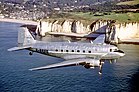 Eine DC-3 in historischer Aigle Azur (1946) Bemalung vor den Klippen von Étretat (Bild vom 6. September 2006) KW 04 (ab 20. Januar 2019)