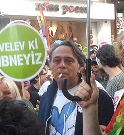 Barbaros Şansal, iyun 2012-də İstanbul Onur Yürüyüşünde.