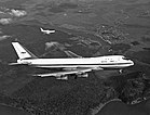 Der Boeing 747 Prototyp N7470 vor 50 Jahren, am 9. Februar 1969, beim Erstflug über dem Puget Sound in Washington begleitet von einer F-86 KW 06 (ab 3. Februar 2019)