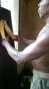 En man i Ghana arbetar med massan till ingefärakolor, bland annat för att få fram önskad färg.