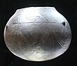 Dekorazioan ebakidura arina eta eszisioa teknikak konbinatzen dituen zeramika ontzia