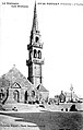 Saint-Vougay ː l'église paroissiale et le monument aux morts vers 1930 (carte postale).