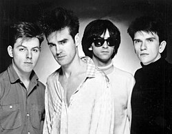 "The Smiths" qrupunun üzvləri. Saat əqrəbi ilə -