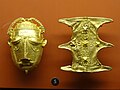 Maske und Schild, Gold, Ashanti, Ausstellungsstücke im American Museum of Natural History in New York.