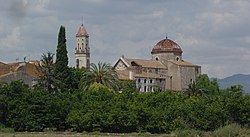 Envista d'a ilesia de La Masó, con o suyo campanar exento